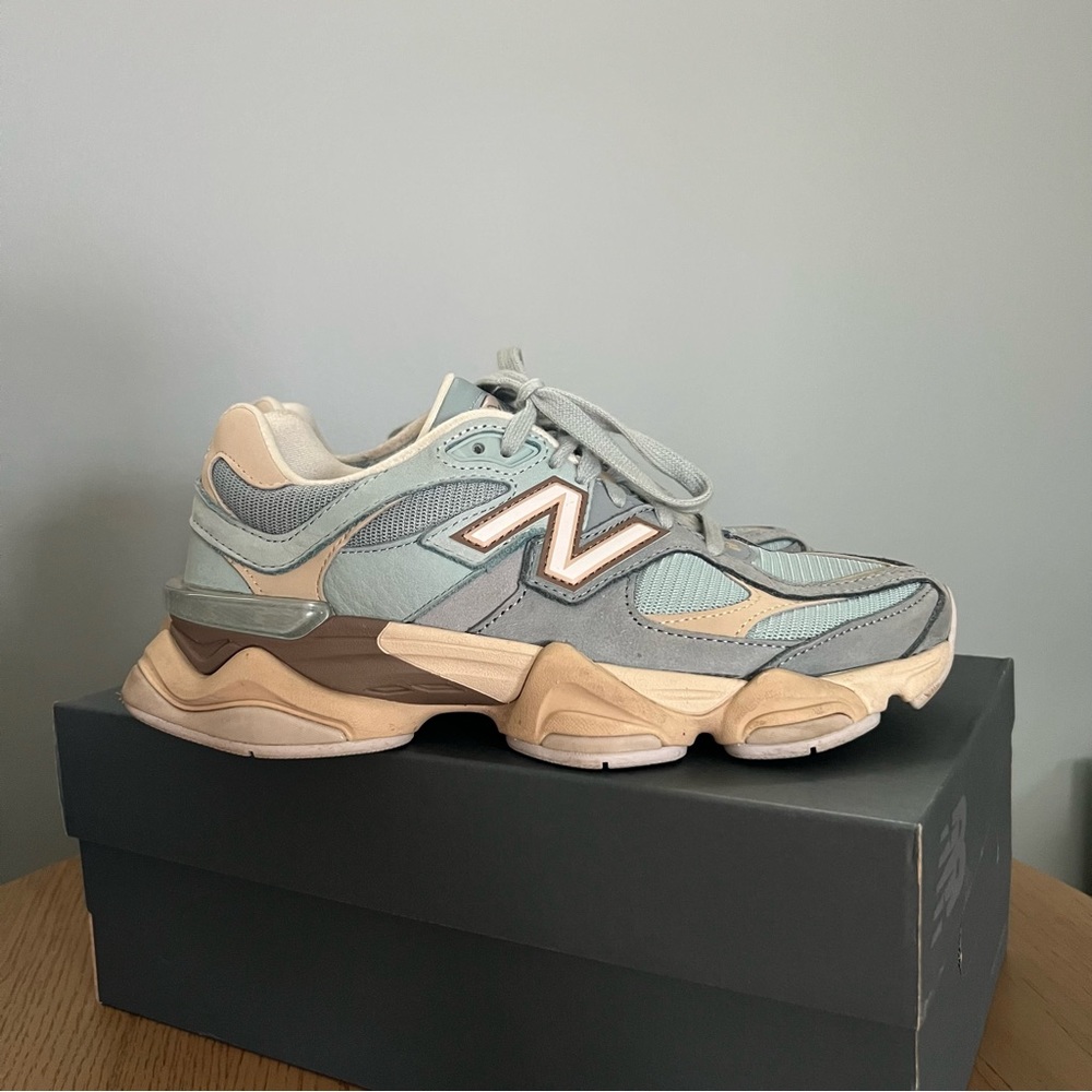 New Balance 9060 in Blue Beige men’s size 6.5/women’s size 8